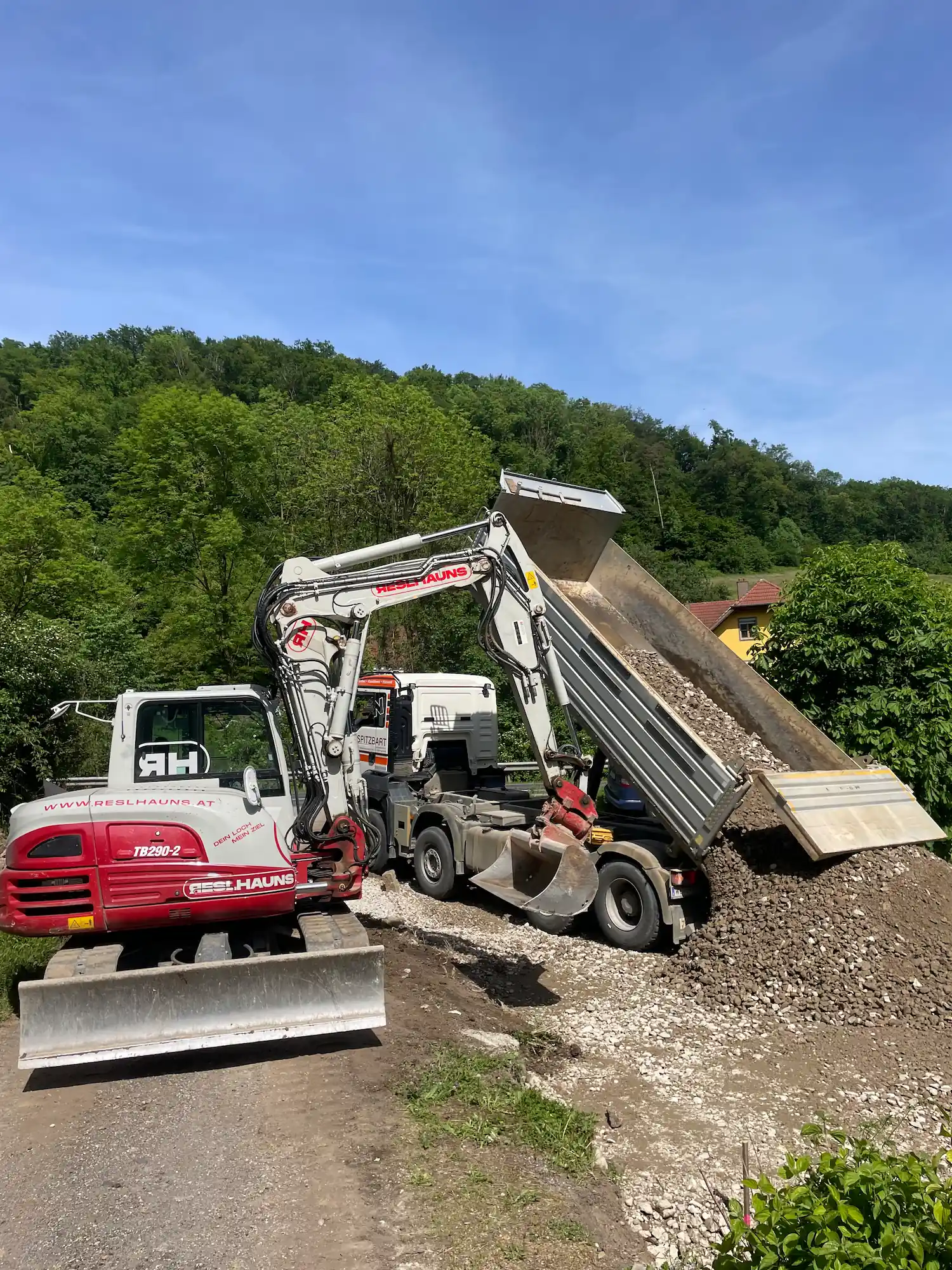 Reslhauns Bagger und Kipplaster bei der Arbeit.