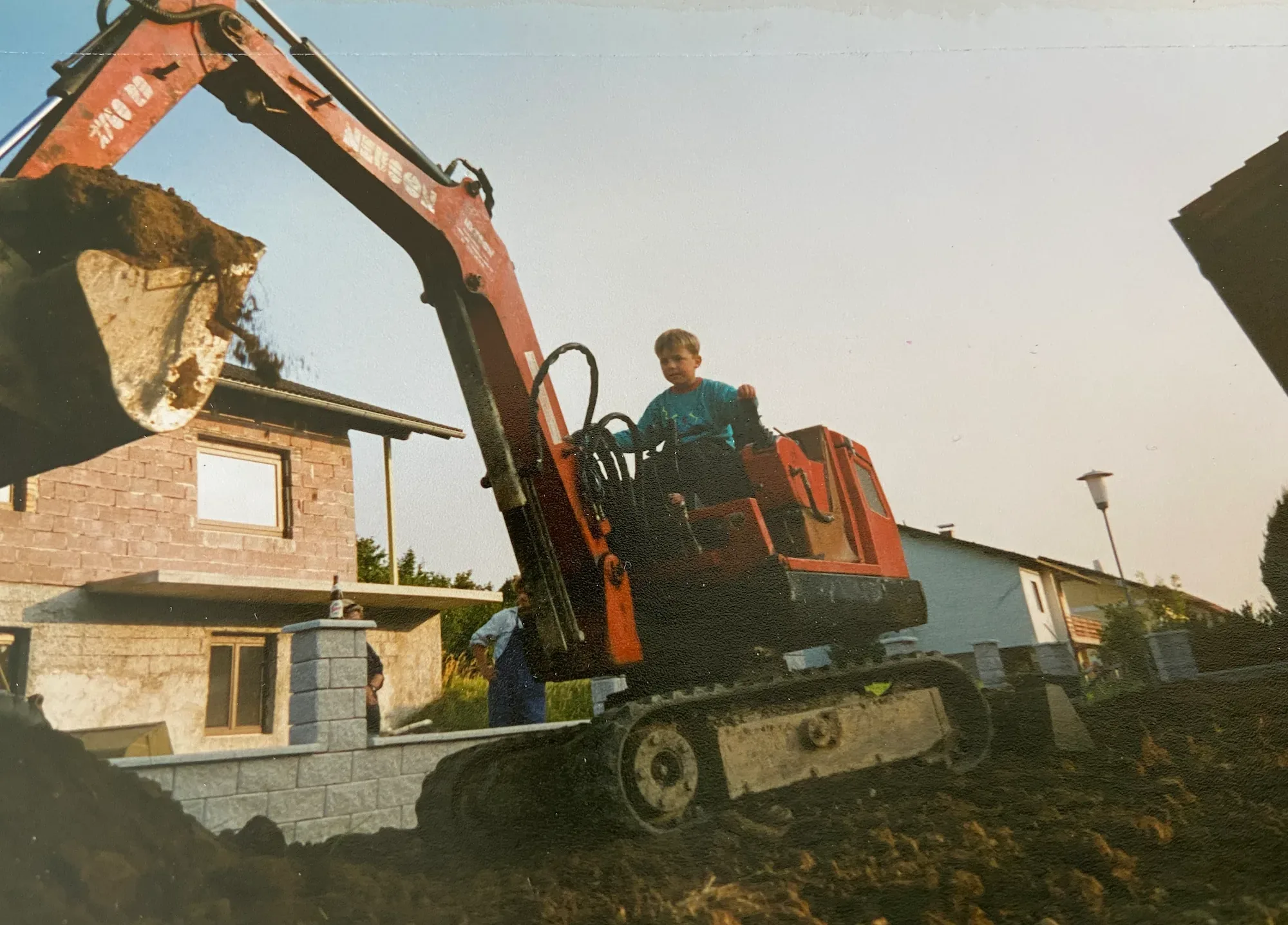 Der Chef der Reslhauns GmbH mit fünf Jahren auf dem Bagger.