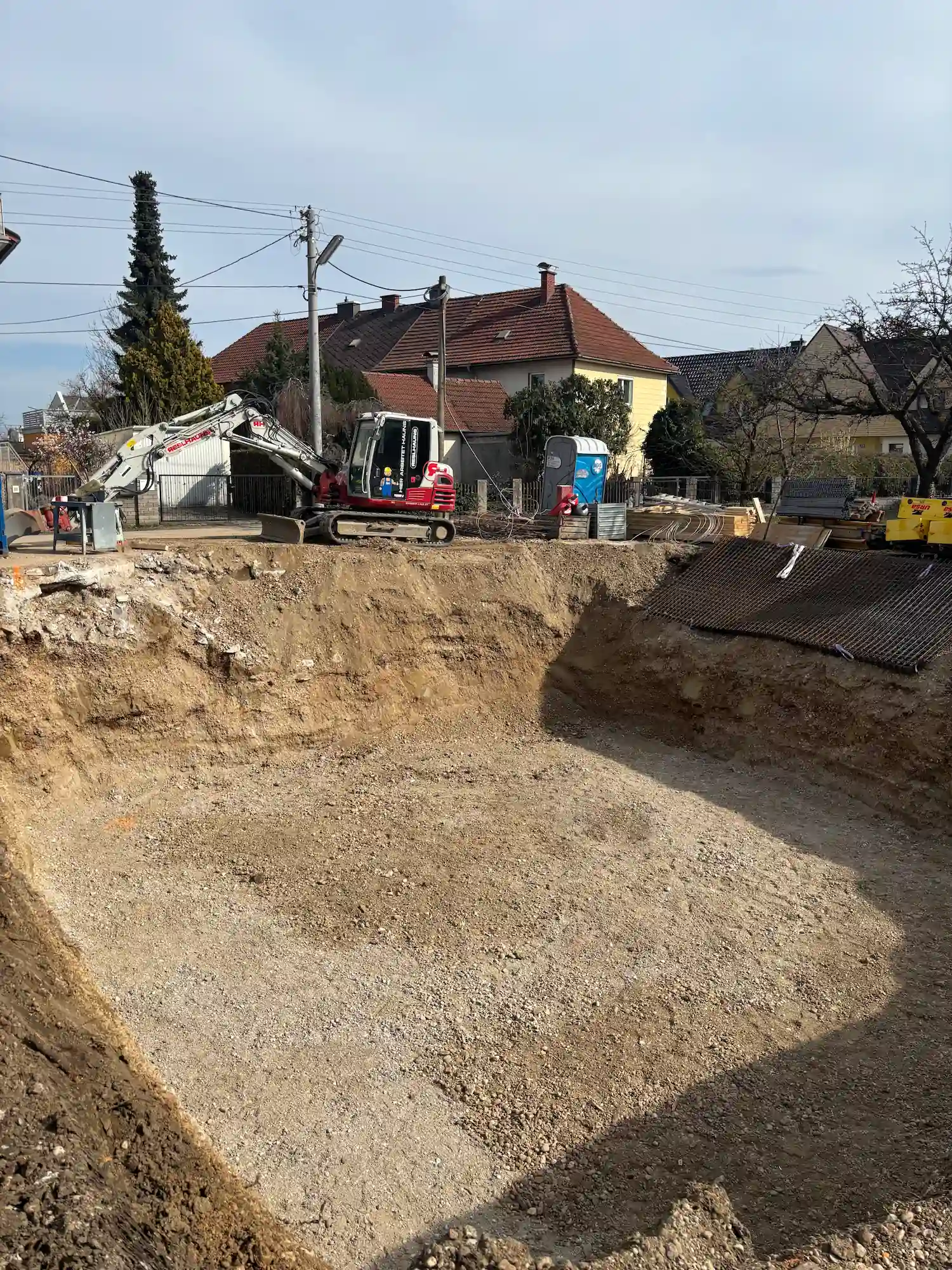 Firma Reslhauns GmbH aus Linz beim Aushub eines Kellers für ein Einfamilienhaus